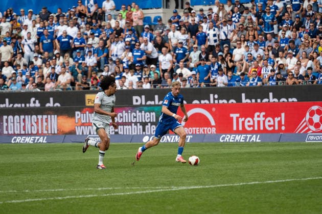 29.08.2026, xjyhynx, Fussball 2.Bundesliga, Karlsruher SC - VfL Wolfsburg v.l., Noel Eichinger (11, Karlsruher SC) im Zweikampf mit Mathys Angely (22, VfL Wolfsburg) (DFL DFB REGULATIONS PROHIBIT ANY USE OF PHOTOGRAPHS as IMAGE SEQUENCES and or QUASI-VIDEO) Karlsruhe *** August 29, 2026, xjyhynx, Soccer 2. Bundesliga, Karlsruher SC vs. VfL Wolfsburg, Noel Eichinger 11, Karlsruher SC in a tackle with Mathys Angely 22, VfL Wolfsburg: DFL and DFB regulations prohibit any use of photographs as image sequences and or quasi-video in Karlsruhe