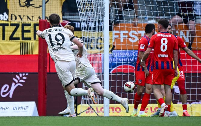29.08.2026, xemx, Fussball 2.Bundesliga, 1.FC Heidenheim - Dynamo Dresden v.l. Robert Wagner (Dynamo Dresden) Jubel, Torjubel, celebrate the goal, jubelt ueber das Tor zum 1:2 (DFL DFB REGULATIONS PROHIBIT ANY USE OF PHOTOGRAPHS as IMAGE SEQUENCES and or QUASI-VIDEO) Heidenheim *** August 29, 2026, xemx, Soccer, 2. Bundesliga, 1. FC Heidenheim vs. Dynamo Dresden, Robert Wagner, Dynamo Dresden, celebration, Goal celebration, celebrating the goal, cheering over the goal to make it 1–2 DFL DFB REGULATIONS PROHIBIT ANY USE OF PHOTOGRAPHS as IMAGE SEQUENCES and or QUASI-VIDEO Heidenheim