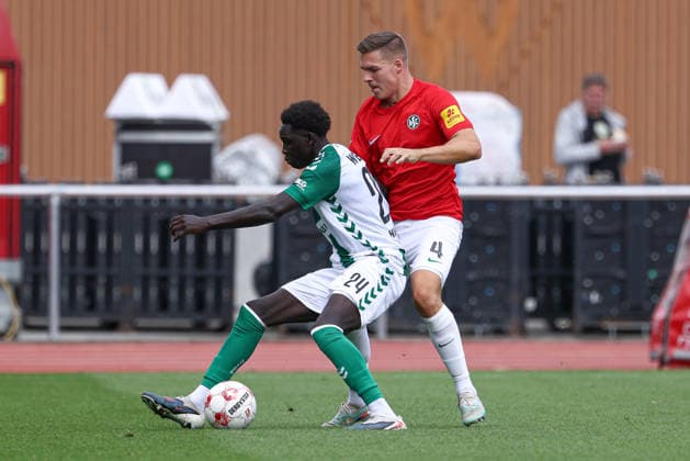 v.li.: Ramiz Hamouda (SV Werder Bremen II, 24) und Fabian Weigel (HSC Hannover, 4) im Zweikampf, Duell, Dynamik, Aktion, Action, Spielszene, 29.08.2026, Bremen (Deutschland), Fussball, Regionalliga Nord, SV Werder Bremen II - HSC Hannover