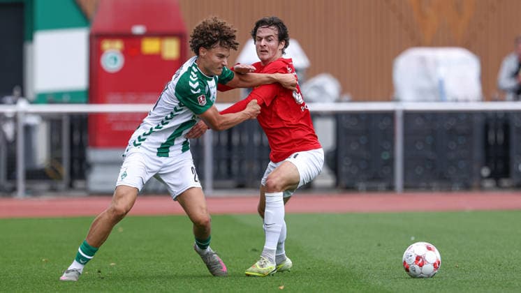 v.li.: Arian Römers (SV Werder Bremen II, 23) und Yannik Pohlmann (HSC Hannover, 21) im Zweikampf, Duell, Dynamik, Aktion, Action, Spielszene, 29.08.2026, Bremen (Deutschland), Fussball, Regionalliga Nord, SV Werder Bremen II - HSC Hannover