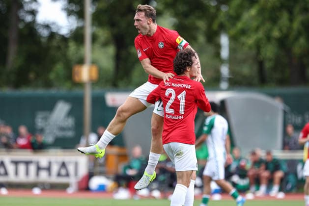 v.li.: Torschütze Marcel Langer (HSC Hannover, 14) und Yannik Pohlmann (HSC Hannover, 21) mit Torjubel, Jubel, jubeln, jubelt, optimistisch, Spielszene, Highlight, Freude über das Tor zum 0:1, 29.08.2026, Bremen (Deutschland), Fussball, Regionalliga Nord, SV Werder Bremen II - HSC Hannover