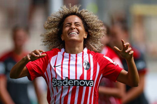 29. August 2026, Fussball, Google Pixel Frauen-Bundesliga, SC Freiburg - 1. FC Union Berlin Amira Arfaoui (17, SC Freiburg) nach dem Auslassen einer ausgezeichneten Torchance Photo: Urs Ottiger *** August 29, 2026, Soccer, Google Pixel Women s Bundesliga, SC Freiburg 1, FC Union Berlin, Amira Arfaoui 17, SC Freiburg after missing an excellent scoring opportunity. Photo by Urs Ottiger