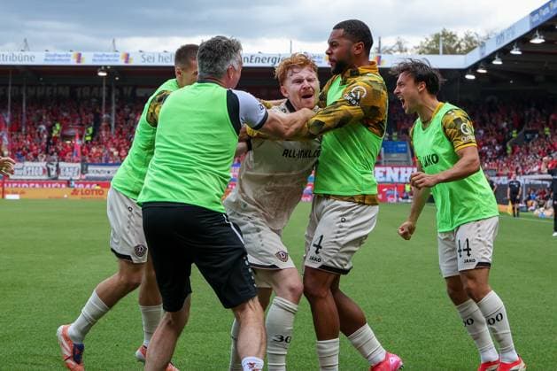 Robert Wagner 18 (1FC Heidenheim 1846) jubelt ueber sein Tor zum 1:2, Freude, Jubel, Emotion, mit den MItspielern, 1. FC Heidenheim 1846 vs. SG Dynamo Dresden, Fussball, Maenner, 2. Bundesliga, Saison 2026 2027, Hinrunde, 3. Spieltag, 29.08.2026 DFB regulations prohibit any use of photographs as image sequences and or quasi-video Heidenheim Baden-Wuerttemberg Deutschland *** Robert Wagner of 1. FC Heidenheim 1846 celebrates his goal to make it 1–2; joy, celebration, emotion, with his teammates; 1. FC Heidenheim 1846 vs. SG Dynamo Dresden; soccer; Men, 2. Bundesliga, 2026–2027 season, first half of the season, Matchday 3, August 29, 2026. DFB regulations prohibit any use of photographs as image sequences and or quasi-video. Heidenheim, Baden-Württemberg, Germany Copyright: xkolbert-press MartinxAgüerax