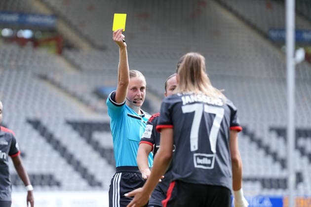 Davina Lutz (Schiedsrichterin) zeigt die gelbe Karte , Deutschland, Fussball, GooglePixel Frauen-Bundesliga, 2.Spieltag, 2026 2027, SC Freiburg vs. 1. FC Union Berlin, 29.08.2026, Dreisamstadion, Freiburg Freiburg Dreisamstadion Baden-Wuerttemberg Deutschland *** Referee Davina Lutz shows a yellow card, Germany, soccer, Google Pixel Women s Bundesliga, Matchday 2, 2026–2027, SC Freiburg vs. 1. FC Union Berlin, August 29, 2026, Dreisamstadion, Freiburg, Dreisamstadion, Baden-Württemberg, Germany Copyright: xArnexAmbergx