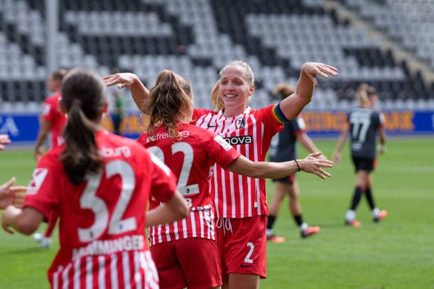 Die Mannschaft feiert den Sieg, Lisa Karl (SC Freiburg, 02), Lisa Kolb (SC Freiburg, 22) , Deutschland, Fussball, GooglePixel Frauen-Bundesliga, 2.Spieltag, 2026 2027, SC Freiburg vs. 1. FC Union Berlin, 29.08.2026, Dreisamstadion, Freiburg Freiburg Dreisamstadion Baden-Wuerttemberg Deutschland *** The team celebrates the victory: Lisa Karl (SC Freiburg, 02), Lisa Kolb (SC Freiburg, 22), Germany, soccer, Google Pixel Women s Bundesliga, Matchday 2, 2026–2027, SC Freiburg vs. 1. FC Union Berlin, August 29, 2026, Dreisamstadion, Freiburg, Dreisamstadion, Baden-Württemberg, Germany Copyright: xArnexAmbergx