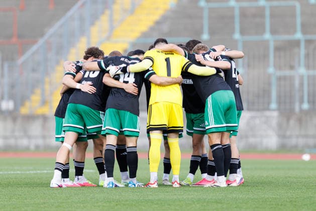Team (SC Eltersdorf), Spielerkreis beim Spiel zwischen FC Augsburg II v SC Eltersdorf, Fussball, Herren, Regionalliga Bayern, 2026 2027, 6.Spieltag am 29.08.2026 in Augsburg, Rosenaustadion. Bayern Deutschland