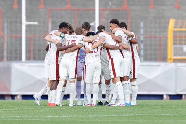 Team (FC Augsburg II), Spielerkreis beim Spiel zwischen FC Augsburg II v SC Eltersdorf, Fussball, Herren, Regionalliga Bayern, 2026 2027, 6.Spieltag am 29.08.2026 in Augsburg, Rosenaustadion. Bayern Deutschland