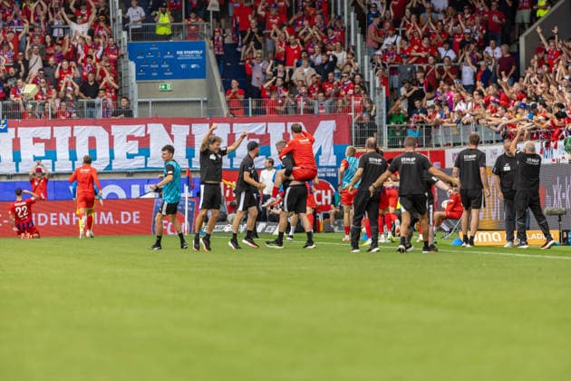 Tor 3:2 Oualid Mhamdi (1.FC Heidenheim, 22) feiert mit Team vor der Kurve Torjubel Jubel Freude Emotionen Mimik Gestik die Trainerbank rastet aus, GER, 1.FC Heidenheim vs. SG Dynamo Dresden, Fussball, 2. Bundesliga, 03. Spieltag, Spielzeit 2026 2027, 29.08.2026, DFL DFB REGULATIONS PROHIBIT ANY USE OF PHOTOGRAPHS AS IMAGE SEQUENCES AND OR QUASI-VIDEO, GER, 1.FC Heidenheim vs. SG Dynamo Dresden, Fussball, 2. Bundesliga, 03. Spieltag, Spielzeit 2026 2027, 29.08.2026 Heidenheim *** Goal 3: 2 Oualid Mhamdi 1 FC Heidenheim, 22 celebrates with the team in front of the stands—goal celebration, jubilation, joy, emotions, facial expressions, gestures—the bench goes wild, GER, 1 FC Heidenheim vs. SG Dynamo Dresden, soccer, 2. Bundesliga, Matchday 03, 2026–2027 season, August 29, 2026, DFL and DFB regulations prohibit any use of photographs as image sequences and or quasi-video, GER, 1 FC Heidenheim vs. SG Dynamo Dresden, soccer, 2. Bundesliga, Matchday 3, 2026–2027 season, August 29, 2026, Heidenheim Copyright: xEibner-Pressefoto JanixPlessx EP_JPL