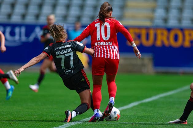 29. August 2026, Fussball, Google Pixel Frauen-Bundesliga, SC Freiburg - 1. FC Union Berlin Jill Janssens (77, 1. FC Union Berlin, li.) kann an der Strafraumgrenze Selina Vobian (10, SC Freiburg) gerade noch von einem Torschuss abhalten Photo: Urs Ottiger *** August 29, 2026, Soccer, Google Pixel Women’s Bundesliga, SC Freiburg vs. 1. FC Union Berlin: Jill Janssens (77), 1. FC Union Berlin (left), just manages to stop Selina Vobian (10), SC Freiburg, from taking a shot at the edge of the penalty area. Photo by Urs Ottiger