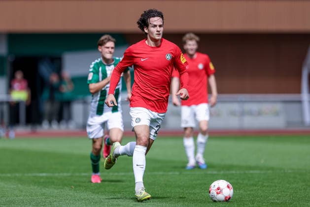 Yannik Pohlmann (HSC Hannover, 21) am Ball, Einzelbild, Ganzkörper, Aktion, Action, Spielszene, 29.08.2026, Bremen (Deutschland), Fussball, Regionalliga Nord, SV Werder Bremen II - HSC Hannover