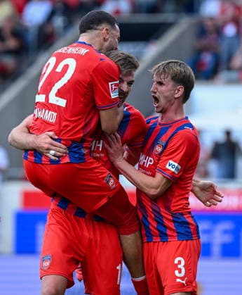 29.08.2026, xemx, Fussball 2.Bundesliga, 1.FC Heidenheim - Dynamo Dresden v.l. Julian Niehues (1.FC Heidenheim) Jubel, Torjubel, celebrate the goal, jubelt ueber das Tor zum 4:2 (DFL DFB REGULATIONS PROHIBIT ANY USE OF PHOTOGRAPHS as IMAGE SEQUENCES and or QUASI-VIDEO) Heidenheim *** August 29, 2026, xemx, Soccer 2. Bundesliga, 1. FC Heidenheim vs. Dynamo Dresden, by Julian Niehues, 1. FC Heidenheim celebrating, Goal celebration, celebrating the goal, cheering over the goal that made it 4–2. DFL and DFB regulations prohibit any use of photographs as image sequences and or quasi-video. Heidenheim