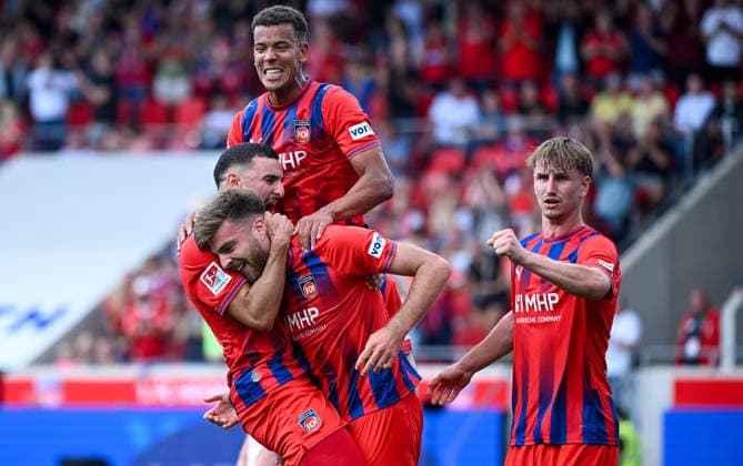 29.08.2026, xemx, Fussball 2.Bundesliga, 1.FC Heidenheim - Dynamo Dresden v.l. Julian Niehues (1.FC Heidenheim) Jubel, Torjubel, celebrate the goal, jubelt ueber das Tor zum 4:2 (DFL DFB REGULATIONS PROHIBIT ANY USE OF PHOTOGRAPHS as IMAGE SEQUENCES and or QUASI-VIDEO) Heidenheim *** August 29, 2026, xemx, Soccer 2. Bundesliga, 1. FC Heidenheim vs. Dynamo Dresden, by Julian Niehues, 1. FC Heidenheim celebration, Goal celebration, celebrating the goal, cheering over the goal that made it 4–2. DFL and DFB regulations prohibit any use of photographs as image sequences and or quasi-video. Heidenheim