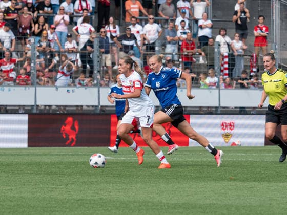 Dafina Redzepi (VfB Stuttgart Frauen, 07) am Ball, Sophie Hillebrand (Hamburger SV, 37) hinter ihr GER, Fussball, VfB Stuttgart vs. Hamburger Sportverein, Frauen, 1. Bundesliga, Google Pixel Frauen-Bundesliga, 2. Spieltag, Saison 2026 2027, 29.08.2026 GER, Fussball, VfB Stuttgart vs. Hamburger Sportverein, Frauen, 1. Bundesliga, Google Pixel Frauen-Bundesliga, 2. Spieltag, Saison 2026 2027, 29.08.2026 Stuttgart *** Dafina Redzepi, VfB Stuttgart Women, 07 with the ball, Sophie Hillebrand, Hamburger SV, 37 behind her, GER, Soccer, VfB Stuttgart vs. Hamburger Sportverein, Women, 1st Bundesliga, Google Pixel Women s Bundesliga, Matchday 2, 2026–2027 Season, August 29, 2026 GER, soccer, VfB Stuttgart vs. Hamburger Sportverein, women, 1st Bundesliga, Google Pixel Women’s Bundesliga, Matchday 2, 2026–2027 season, August 29, 2026 Stuttgart Copyright: xCarstenxSchweringx EP_CSG