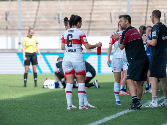 Chantal Hagel (VfB Stuttgart Frauen, 06) im gespraech mit Nico Schneck (VfB Stuttgart Frauen, Trainer) GER, Fussball, VfB Stuttgart vs. Hamburger Sportverein, Frauen, 1. Bundesliga, Google Pixel Frauen-Bundesliga, 2. Spieltag, Saison 2026 2027, 29.08.2026 GER, Fussball, VfB Stuttgart vs. Hamburger Sportverein, Frauen, 1. Bundesliga, Google Pixel Frauen-Bundesliga, 2. Spieltag, Saison 2026 2027, 29.08.2026 Stuttgart *** Chantal Hagel (VfB Stuttgart Women), No. 6, in conversation with Nico Schneck (VfB Stuttgart Women), Coach, GER, Soccer, VfB Stuttgart vs. Hamburger Sportverein, Women, 1. Bundesliga, Google Pixel Women s Bundesliga, Matchday 2, 2026–2027 Season, August 29, 2026, GER, Soccer, VfB Stuttgart vs. Hamburger Sportverein, Women, 1st Bundesliga, Google Pixel Women’s Bundesliga, Matchday 2, 2026–2027 season, August 29, 2026, Stuttgart Copyright: xCarstenxSchweringx EP_CSG