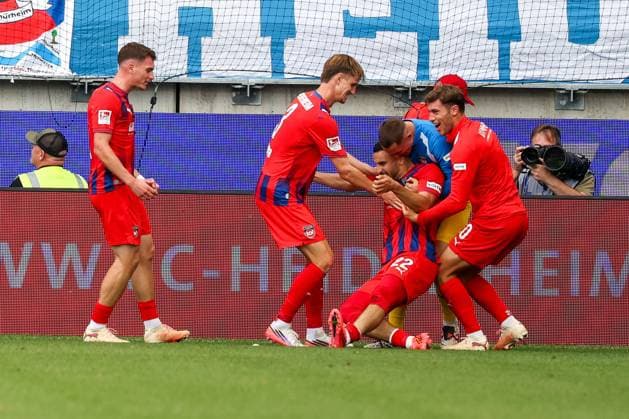 Oualid Mhamdi 22 (1FC Heidenheim 1846) mit dem Jubel ueber das 3:2, Emotion, Freude, Torjubel der Mannschaft (1FC Heidenheim 1846) ,1. FC Heidenheim 1846 vs. SG Dynamo Dresden, Fussball, Maenner, 2. Bundesliga, Saison 2026 2027, Hinrunde, 3. Spieltag, 29.08.2026 DFB regulations prohibit any use of photographs as image sequences and or quasi-video Heidenheim Baden-Wuerttemberg Deutschland *** Oualid Mhamdi, 22, 1. FC Heidenheim 1846, celebrating the 3-2 victory; emotion, joy, goal celebration by the 1. FC Heidenheim 1846 team; 1. FC Heidenheim 1846 vs. SG Dynamo Dresden, Soccer, Men, 2. Bundesliga, 2026–2027 season, first half of the season, Matchday 3, August 29, 2026. DFB regulations prohibit any use of photographs as image sequences and or quasi-video. Heidenheim, Baden-Württemberg, Germany Copyright: xkolbert-press MartinxAgüerax