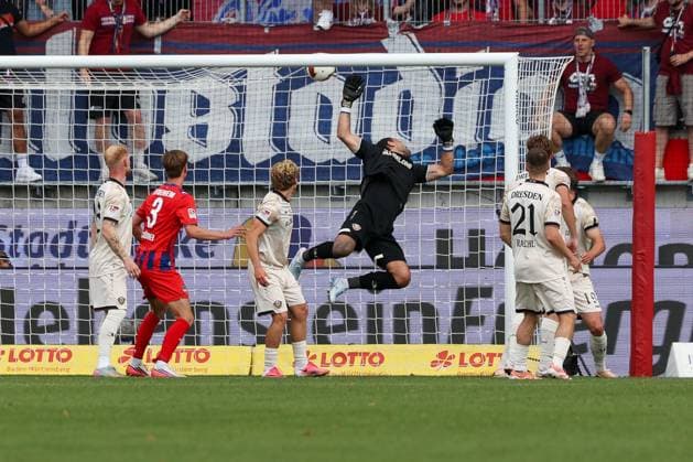 Der Kopfball von Julian Niehues 16 (1FC Heidenheim 1846), nicht im Bild, schlaegt unhaltbar fuer Tim Schreiber 1 (SG Dynamo Dresden) im Tor zum 4.2 ein, 1. FC Heidenheim 1846 vs. SG Dynamo Dresden, Fussball, Maenner, 2. Bundesliga, Saison 2026 2027, Hinrunde, 3. Spieltag, 29.08.2026 DFB regulations prohibit any use of photographs as image sequences and or quasi-video Heidenheim Baden-Wuerttemberg Deutschland *** Julian Niehues (16, 1. FC Heidenheim 1846), not pictured, scores with a header that Tim Schreiber (1, SG Dynamo Dresden) in goal has no chance of stopping, making the score 4–2, 1 FC Heidenheim 1846 vs. SG Dynamo Dresden, Soccer, Men, 2. Bundesliga, 2026–2027 season, First half of the season, Matchday 3, August 29, 2026. DFB regulations prohibit any use of photographs as image sequences and or quasi-video. Heidenheim, Baden-Württemberg, Germany Copyright: xkolbert-press MartinxAgüerax
