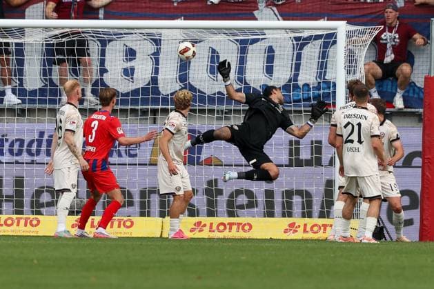 Der Kopfball von Julian Niehues 16 (1FC Heidenheim 1846), nicht im Bild, schlaegt unhaltbar fuer Tim Schreiber 1 (SG Dynamo Dresden) im Tor zum 4.2 ein, 1. FC Heidenheim 1846 vs. SG Dynamo Dresden, Fussball, Maenner, 2. Bundesliga, Saison 2026 2027, Hinrunde, 3. Spieltag, 29.08.2026 DFB regulations prohibit any use of photographs as image sequences and or quasi-video Heidenheim Baden-Wuerttemberg Deutschland *** Julian Niehues (16, 1. FC Heidenheim 1846), not pictured, scores with a header that Tim Schreiber (1, SG Dynamo Dresden) in goal has no chance of stopping, making the score 4–2, 1 FC Heidenheim 1846 vs. SG Dynamo Dresden, Soccer, Men, 2. Bundesliga, 2026–2027 season, First half of the season, Matchday 3, August 29, 2026. DFB regulations prohibit any use of photographs as image sequences and or quasi-video. Heidenheim, Baden-Württemberg, Germany Copyright: xkolbert-press MartinxAgüerax