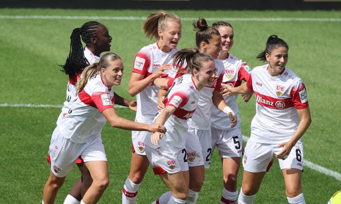 Stuttgart , Google Pixel Frauen-Bundesliga VfB Stuttgart vs. Hamburger SV , Jubel VfB , von links: Dafina Redzepi Reena Wichmann Chantal Hagel *** Stuttgart, Google Pixel Women s Bundesliga: VfB Stuttgart vs. Hamburger SV, VfB celebrating, from left: Dafina Redzepi, Reena Wichmann, Chantal Hagel