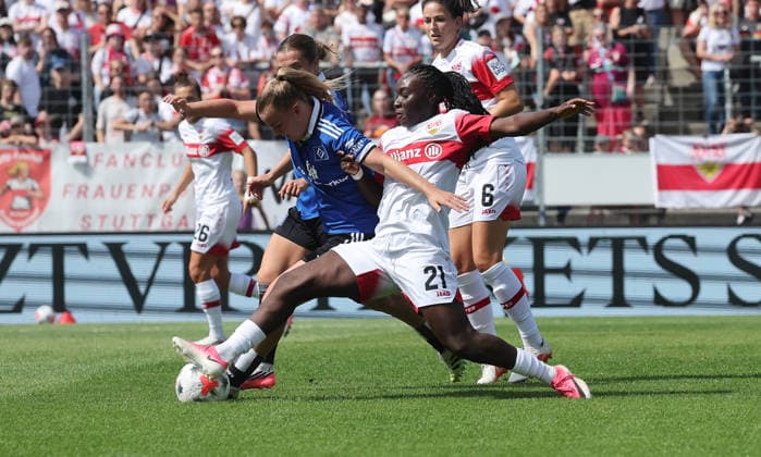 Stuttgart , Google Pixel Frauen-Bundesliga VfB Stuttgart vs. Hamburger SV , von links: Svea Stoldt ( HSV ) Mira Arouna ( VfB ) *** Stuttgart, Google Pixel Women s Bundesliga: VfB Stuttgart vs. Hamburger SV; from left: Svea Stoldt (HSV), Mira Arouna (VfB)