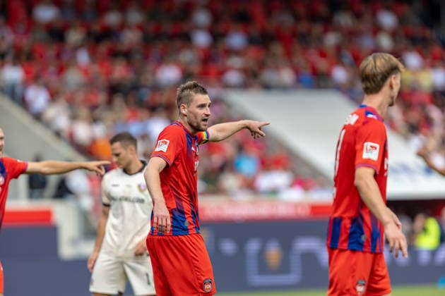 Patrick Mainka (1.FC Heidenheim, 06) zeigt an wo es hin geht nach vorne Mimik Gestik Jan Schoeppner (1.FC Heidenheim, 03) blickt hinterher, GER, 1.FC Heidenheim vs. SG Dynamo Dresden, Fussball, 2. Bundesliga, 03. Spieltag, Spielzeit 2026 2027, 29.08.2026, DFL DFB REGULATIONS PROHIBIT ANY USE OF PHOTOGRAPHS AS IMAGE SEQUENCES AND OR QUASI-VIDEO, GER, 1.FC Heidenheim vs. SG Dynamo Dresden, Fussball, 2. Bundesliga, 03. Spieltag, Spielzeit 2026 2027, 29.08.2026 Heidenheim *** Patrick Mainka, 1. FC Heidenheim, 06, points the way forward; facial expressions and gestures; Jan Schoeppner, 1. FC Heidenheim, 03, looks back; GER; 1. FC Heidenheim vs. SG Dynamo Dresden; soccer; 2. Bundesliga; Matchday 03, 2026–2027 season, August 29, 2026, DFL and DFB regulations prohibit any use of photographs as image sequences and or quasi-video, GER, 1 FC Heidenheim vs. SG Dynamo Dresden, Soccer, 2. Bundesliga, Matchday 03, 2026–2027 Season, August 29, 2026, Heidenheim Copyright: xEibner-Pressefoto JanixPlessx EP_JPL