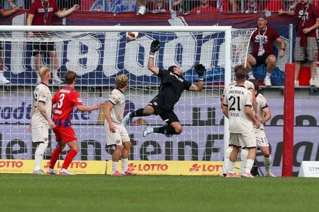 Der Kopfball von Julian Niehues 16 (1FC Heidenheim 1846), nicht im Bild, schlaegt unhaltbar fuer Tim Schreiber 1 (SG Dynamo Dresden) im Tor zum 4.2 ein, 1. FC Heidenheim 1846 vs. SG Dynamo Dresden, Fussball, Maenner, 2. Bundesliga, Saison 2026 2027, Hinrunde, 3. Spieltag, 29.08.2026 DFB regulations prohibit any use of photographs as image sequences and or quasi-video Heidenheim Baden-Wuerttemberg Deutschland *** Julian Niehues (No. 16, 1. FC Heidenheim 1846), not pictured, scores with a header that Tim Schreiber (No. 1, SG Dynamo Dresden) in goal cannot stop, making the score 4–2, 1 FC Heidenheim 1846 vs. SG Dynamo Dresden, Soccer, Men’s, 2. Bundesliga, 2026–2027 season, First Half of the Season, Matchday 3, August 29, 2026. DFB regulations prohibit any use of photographs as image sequences and or quasi-video. Heidenheim, Baden-Württemberg, Germany Copyright: xkolbert-press MartinxAgüerax