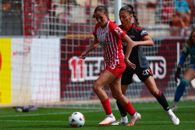 29. August 2026, Fussball, Google Pixel Frauen-Bundesliga, SC Freiburg - 1. FC Union Berlin Maj Schneider (15, SC Freiburg, li.) deckt den Ball gegen Amber Tysiak (26, 1. FC Union Berlin) ab. Photo: Urs Ottiger *** August 29, 2026, Soccer, Google Pixel Women s Bundesliga, SC Freiburg 1, FC Union Berlin. Maj Schneider (15), SC Freiburg, on the left, shields the ball from Amber Tysiak (26), 1 FC Union Berlin. Photo by Urs Ottiger