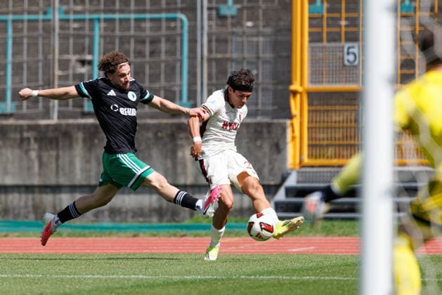 David Jonathans (24, FC Augsburg II) und Valantis Floros (2, SC Eltersdorf) beim Spiel zwischen FC Augsburg II v SC Eltersdorf, Fussball, Herren, Regionalliga Bayern, 2026 2027, 6.Spieltag am 29.08.2026 in Augsburg, Rosenaustadion. Bayern Deutschland