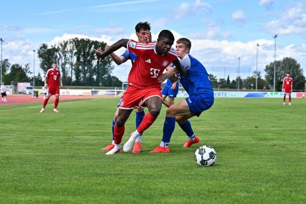 Regionalliga Bayern; FV Illertissen - FC Bayern München II; 29.08.2026 ILLERTISSEN, GERMANY - 29. AUGUST: v. l. Eduard HECKMANN (FV Illertissen 23), Allen Junior LAMBE (FC Bayern München II 8) unf Alessio HASLER (FV Illertissen 5) während dem Match der Regionalliga Bayern zwischen dem FV Illertissen und den Amateure des FC Bayern München am 6. Spieltag im Stadion Illertissen Copyright: xBEAUTIFULxSPORTS Goldbergx