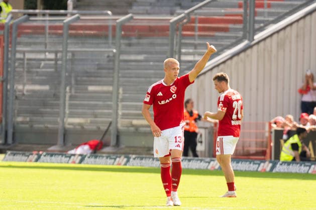 29.08.2026: Fußball: Energie Cottbus - SpVgg Greuther Fürth, 3. Spieltag der 2. Bundesliga im LEAG Energie Stadion. Torjubel Dmytro Bogdanov (Energie Cottbus, 13) zum 3:2 Siegtreffer für Energie Cottbus WICHTIGER HINWEIS: Gemäß den Vorgaben der DFL und des DFB ist es untersagt, in dem Stadion und oder vom Spiel angefertigte Fotoaufnahmen in Form von Sequenzbildern und oder videoähnlichen Fotostrecken zu verwerten bzw. verwerten zu lassen. *** August 29, 2026: Energie Cottbus vs. SpVgg Greuther Fürth, Matchday 3 of the 2. Bundesliga at the LEAG Energie Stadium; Dmytro Bogdanov of Energie Cottbus celebrates a goal; 13–3; the winning goal for Energie Cottbus. IMPORTANT NOTICE: In accordance with the regulations of the DFL and the DFB, it is prohibited to use or allow the use of photographs taken in the stadium and or during the game in the form of sequential images and or video-like photo sequences Copyright: xJamesxZabelx