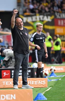 TOR zum 4:2 Julian Niehues 1. FC Heidenheim 1846 FCH (16) (nicht im Bild) Torjubel Trainer Coach Frank Schmidt 1. FC Heidenheim 1846 FCH 1. FC Heidenheim 1846 FCH vs SG Dynamo Dresden SGD 29.08.2026 DFL REGULATIONS PROHIBIT ANY USE OF PHOTOGRAPHS AS IMAGE SEQUENCES AND OR QUASI-VIDEO 1. FC Heidenheim 1846 FCH vs SG Dynamo Dresden SGD *** GOAL: 4–2 Julian Niehues 1 FC Heidenheim 1846 FCH 16 (not shown) Goal celebration Coach Frank Schmidt 1 FC Heidenheim 1846 FCH 1 FC Heidenheim 1846 FCH vs. SG Dynamo Dresden SGD August 29 2026 DFL regulations prohibit any use of photographs as image sequences and or quasi-video. 1 FC Heidenheim 1846 FCH vs. SG Dynamo Dresden SGD