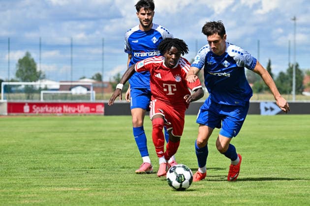 Regionalliga Bayern; FV Illertissen - FC Bayern München II; 29.08.2026 ILLERTISSEN, GERMANY - 29. AUGUST: Im Duell Oluwaseyi WILSON (FC Bayern München II 7) und Eduard HECKMANN (FV Illertissen 23) während dem Match der Regionalliga Bayern zwischen dem FV Illertissen und den Amateure des FC Bayern München am 6. Spieltag im Stadion Illertissen Copyright: xBEAUTIFULxSPORTS Goldbergx