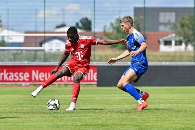 Regionalliga Bayern; FV Illertissen - FC Bayern München II; 29.08.2026 ILLERTISSEN, GERMANY - 29. AUGUST: Im Bild Bastian Friedrich ASSOMO (FC Bayern München II 9) und Alessio HASLER (FV Illertissen 5) während dem Match der Regionalliga Bayern zwischen dem FV Illertissen und den Amateure des FC Bayern München am 6. Spieltag im Stadion Illertissen Copyright: xBEAUTIFULxSPORTS Goldbergx