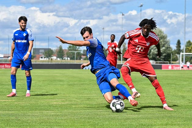 Regionalliga Bayern; FV Illertissen - FC Bayern München II; 29.08.2026 ILLERTISSEN, GERMANY - 29. AUGUST: Im Duell Oluwaseyi WILSON (FC Bayern München II 7) und Eduard HECKMANN (FV Illertissen 23) während dem Match der Regionalliga Bayern zwischen dem FV Illertissen und den Amateure des FC Bayern München am 6. Spieltag im Stadion Illertissen Copyright: xBEAUTIFULxSPORTS Goldbergx