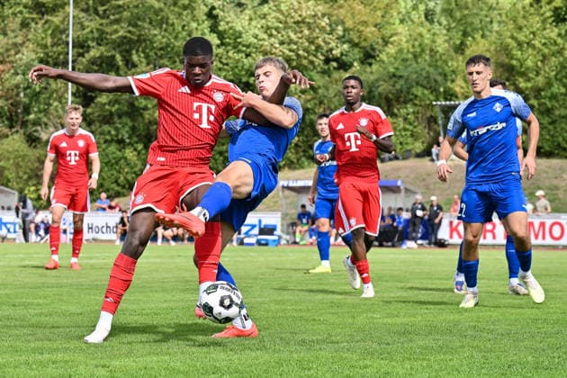 Regionalliga Bayern; FV Illertissen - FC Bayern München II; 29.08.2026 ILLERTISSEN, GERMANY - 29. AUGUST: Im Duell Allen Junior LAMBE (FC Bayern München II 8) und Alessio HASLER (FV Illertissen 5) während dem Match der Regionalliga Bayern zwischen dem FV Illertissen und den Amateure des FC Bayern München am 6. Spieltag im Stadion Illertissen Copyright: xBEAUTIFULxSPORTS Goldbergx