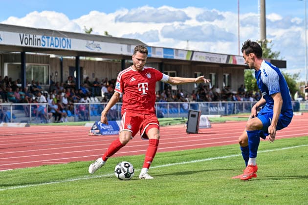 Regionalliga Bayern; FV Illertissen - FC Bayern München II; 29.08.2026 ILLERTISSEN, GERMANY - 29. AUGUST: Im Duell Benno SCHMITZ (FC Bayern München II 2) und Eduard HECKMANN (FV Illertissen 23) während dem Match der Regionalliga Bayern zwischen dem FV Illertissen und den Amateure des FC Bayern München am 6. Spieltag im Stadion Illertissen Copyright: xBEAUTIFULxSPORTS Goldbergx