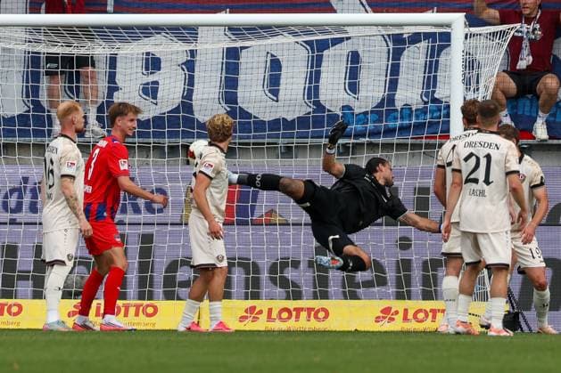 Der Kopfball von Julian Niehues 16 (1FC Heidenheim 1846), nicht im Bild, schlaegt unhaltbar fuer Tim Schreiber 1 (SG Dynamo Dresden) im Tor zum 4.2 ein, 1. FC Heidenheim 1846 vs. SG Dynamo Dresden, Fussball, Maenner, 2. Bundesliga, Saison 2026 2027, Hinrunde, 3. Spieltag, 29.08.2026 DFB regulations prohibit any use of photographs as image sequences and or quasi-video Heidenheim Baden-Wuerttemberg Deutschland *** Julian Niehues (16, 1. FC Heidenheim 1846), not pictured, scores with a header that Tim Schreiber (1, SG Dynamo Dresden) in goal cannot stop, making the score 4–2, 1 FC Heidenheim 1846 vs. SG Dynamo Dresden, soccer, men’s, 2. Bundesliga, 2026–2027 season, First Half of the Season, Matchday 3, August 29, 2026. DFB regulations prohibit any use of photographs as image sequences and or quasi-video. Heidenheim, Baden-Württemberg, Germany Copyright: xkolbert-press MartinxAgüerax