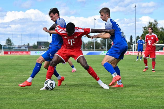 Regionalliga Bayern; FV Illertissen - FC Bayern München II; 29.08.2026 ILLERTISSEN, GERMANY - 29. AUGUST: v. l. Eduard HECKMANN (FV Illertissen 23), Allen Junior LAMBE (FC Bayern München II 8) unf Alessio HASLER (FV Illertissen 5) während dem Match der Regionalliga Bayern zwischen dem FV Illertissen und den Amateure des FC Bayern München am 6. Spieltag im Stadion Illertissen Copyright: xBEAUTIFULxSPORTS Goldbergx