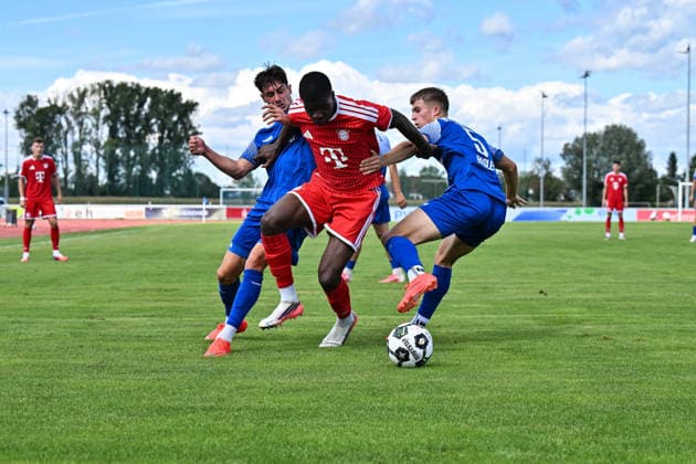 Regionalliga Bayern; FV Illertissen - FC Bayern München II; 29.08.2026 ILLERTISSEN, GERMANY - 29. AUGUST: v. l. Eduard HECKMANN (FV Illertissen 23), Allen Junior LAMBE (FC Bayern München II 8) unf Alessio HASLER (FV Illertissen 5) während dem Match der Regionalliga Bayern zwischen dem FV Illertissen und den Amateure des FC Bayern München am 6. Spieltag im Stadion Illertissen Copyright: xBEAUTIFULxSPORTS Goldbergx