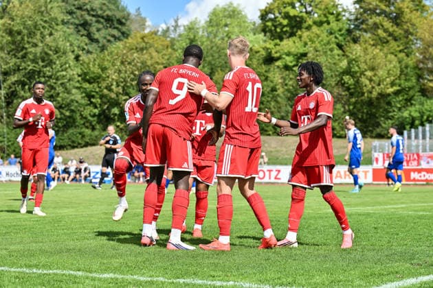 Regionalliga Bayern; FV Illertissen - FC Bayern München II; 29.08.2026 ILLERTISSEN, GERMANY - 29. AUGUST: Jubel der Bayern nach dem Treffe rzum 0-1 durch Bastian Friedrich ASSOMO (FC Bayern München II 9) Tor Torschuetze Freude Happy während dem Match der Regionalliga Bayern zwischen dem FV Illertissen und den Amateure des FC Bayern München am 6. Spieltag im Stadion Illertissen Copyright: xBEAUTIFULxSPORTS Goldbergx