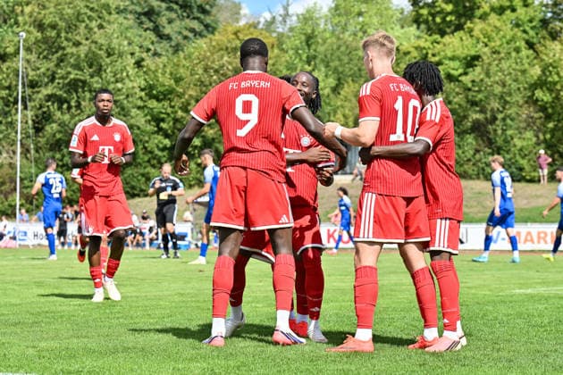 Regionalliga Bayern; FV Illertissen - FC Bayern München II; 29.08.2026 ILLERTISSEN, GERMANY - 29. AUGUST: Jubel der Bayern nach dem Treffe rzum 0-1 durch Bastian Friedrich ASSOMO (FC Bayern München II 9) Tor Torschuetze Freude Happy während dem Match der Regionalliga Bayern zwischen dem FV Illertissen und den Amateure des FC Bayern München am 6. Spieltag im Stadion Illertissen Copyright: xBEAUTIFULxSPORTS Goldbergx