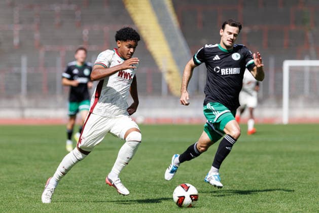 Faik Sakar (23, FC Augsburg II) und Patrick Ort (14, SC Eltersdorf) beim Spiel zwischen FC Augsburg II v SC Eltersdorf, Fussball, Herren, Regionalliga Bayern, 2026 2027, 6.Spieltag am 29.08.2026 in Augsburg, Rosenaustadion. Bayern Deutschland