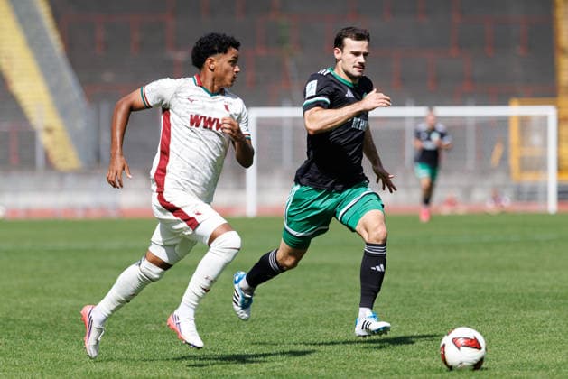 Faik Sakar (23, FC Augsburg II) und Patrick Ort (14, SC Eltersdorf) beim Spiel zwischen FC Augsburg II v SC Eltersdorf, Fussball, Herren, Regionalliga Bayern, 2026 2027, 6.Spieltag am 29.08.2026 in Augsburg, Rosenaustadion. Bayern Deutschland