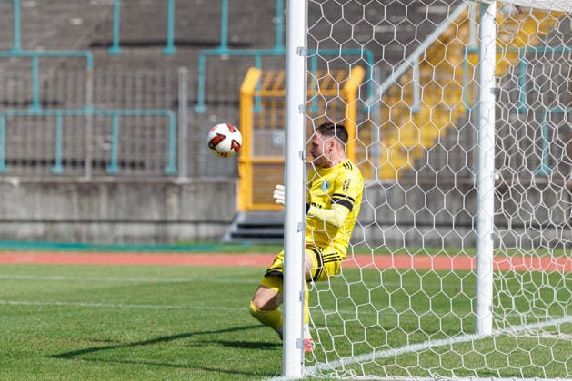 Axel Hofmann (1, SC Eltersdorf) kann den Torschuss abwehren beim Spiel zwischen FC Augsburg II v SC Eltersdorf, Fussball, Herren, Regionalliga Bayern, 2026 2027, 6.Spieltag am 29.08.2026 in Augsburg, Rosenaustadion. Bayern Deutschland