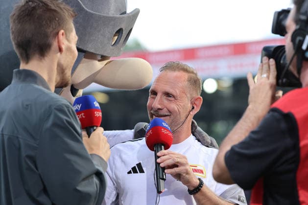 Trainer Mauro Lustrinelli im Sky TV Interview, Maskottchen Ritter Keule Aktion Oberkörper Sport Fußball Fussball Bundesliga Herren DFL 1. Spieltag Saison 2026 2027 29.08.2026 1.FC Union Berlin FCU vs SG Eintracht Frankfurt SGE DFL regulations prohibit any use of photographs as image sequences and or quasi-video. *** Coach Mauro Lustrinelli in a Sky Sport TV interview, Mascot Ritter Keule, Upper Body Sports, Soccer, Bundesliga, Men’s DFL, Matchday 1, 2026–2027 Season, August 29, 2026, 1. FC Union Berlin (FCU) vs. SG Eintracht Frankfurt (SGE). DFL regulations prohibit any use of photographs as image sequences and or quasi-video content.