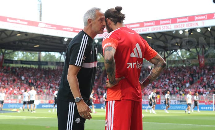 Trainer Adi Hütter redet mit Christopher Trimmel vertraulich Aktion Oberkörper Fußball Fussball Bundesliga Herren DFL 1. Spieltag Saison 2026 2027 29.08.2026 1.FC Union Berlin FCU vs SG Eintracht Frankfurt SGE DFL regulations prohibit any use of photographs as image sequences and or quasi-video. *** Coach Adi Hütter talks privately with Christopher Trimmel. Action, Upper Body, Sports, Soccer, Bundesliga, Men s, DFL, Matchday 1, 2026–2027 Season, August 29, 2026, 1. FC Union Berlin (FCU) vs. SG Eintracht Frankfurt (SGE). DFL regulations prohibit any use of photographs as image sequences and or quasi-video