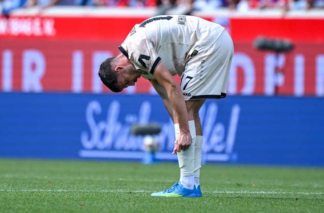 29.08.2026, xemx, Fussball 2.Bundesliga, 1.FC Heidenheim - Dynamo Dresden v.l. Mannschaft, Spieler, enttaeuscht, enttaeuscht schauend nach Spielende, dissapointed at the end of the match (DFL DFB REGULATIONS PROHIBIT ANY USE OF PHOTOGRAPHS as IMAGE SEQUENCES and or QUASI-VIDEO) Heidenheim *** August 29, 2026, xemx, Soccer 2. Bundesliga, 1. FC Heidenheim vs. Dynamo Dresden, Players, disappointed, looking disappointed after the match, disappointed at the end of the match. DFL and DFB regulations prohibit any use of photographs as image sequences and or quasi-video. Heidenheim