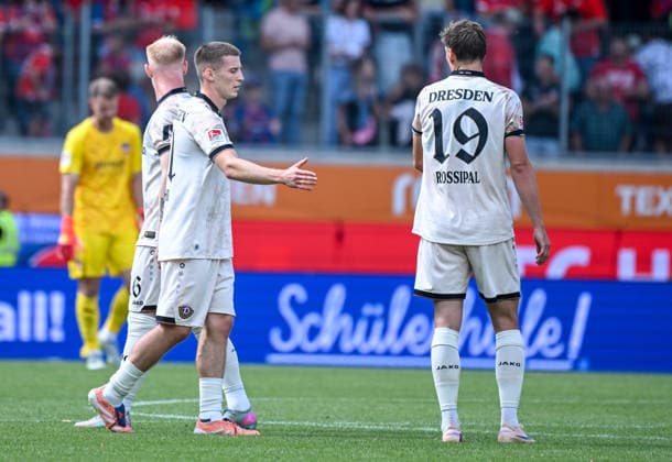 29.08.2026, xemx, Fussball 2.Bundesliga, 1.FC Heidenheim - Dynamo Dresden v.l. Mannschaft, Spieler, enttaeuscht, enttaeuscht schauend nach Spielende, dissapointed at the end of the match (DFL DFB REGULATIONS PROHIBIT ANY USE OF PHOTOGRAPHS as IMAGE SEQUENCES and or QUASI-VIDEO) Heidenheim *** August 29, 2026, xemx, Soccer 2. Bundesliga, 1. FC Heidenheim vs. Dynamo Dresden, Players, disappointed, looking disappointed after the match, disappointed at the end of the match. DFL and DFB regulations prohibit any use of photographs as image sequences and or quasi-video. Heidenheim