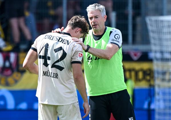29.08.2026, xemx, Fussball 2.Bundesliga, 1.FC Heidenheim - Dynamo Dresden v.l. Mannschaft, Spieler, enttaeuscht, enttaeuscht schauend nach Spielende, dissapointed at the end of the match (DFL DFB REGULATIONS PROHIBIT ANY USE OF PHOTOGRAPHS as IMAGE SEQUENCES and or QUASI-VIDEO) Heidenheim *** August 29, 2026, xemx, Soccer 2. Bundesliga, 1. FC Heidenheim vs. Dynamo Dresden, Players, disappointed, looking disappointed after the match, disappointed at the end of the match. DFL and DFB regulations prohibit any use of photographs as image sequences and or quasi-video. Heidenheim