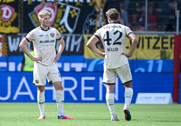 29.08.2026, xemx, Fussball 2.Bundesliga, 1.FC Heidenheim - Dynamo Dresden v.l. Mannschaft, Spieler, enttaeuscht, enttaeuscht schauend nach Spielende, dissapointed at the end of the match (DFL DFB REGULATIONS PROHIBIT ANY USE OF PHOTOGRAPHS as IMAGE SEQUENCES and or QUASI-VIDEO) Heidenheim *** August 29, 2026, xemx, Soccer 2. Bundesliga, 1. FC Heidenheim vs. Dynamo Dresden, Players, disappointed, looking disappointed after the match, disappointed at the end of the match. DFL and DFB regulations prohibit any use of photographs as image sequences and or quasi-video. Heidenheim
