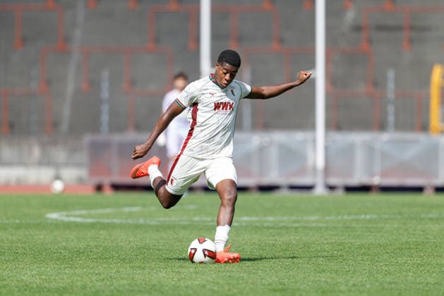Junior Atemkeng (5, FC Augsburg II) beim Spiel zwischen FC Augsburg II v SC Eltersdorf, Fussball, Herren, Regionalliga Bayern, 2026 2027, 6.Spieltag am 29.08.2026 in Augsburg, Rosenaustadion. Bayern Deutschland